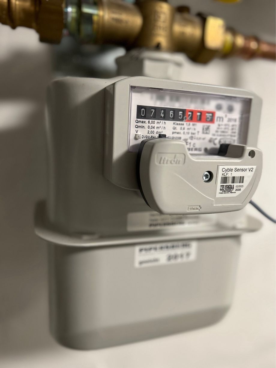 Example of a gas meter with a mechanical meter mechanism. The manufacturer offers a compatible sensor with pulse interface for the model