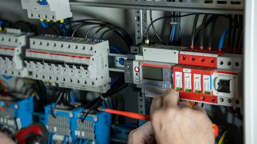 Installation of a meter in a sub-distribution board